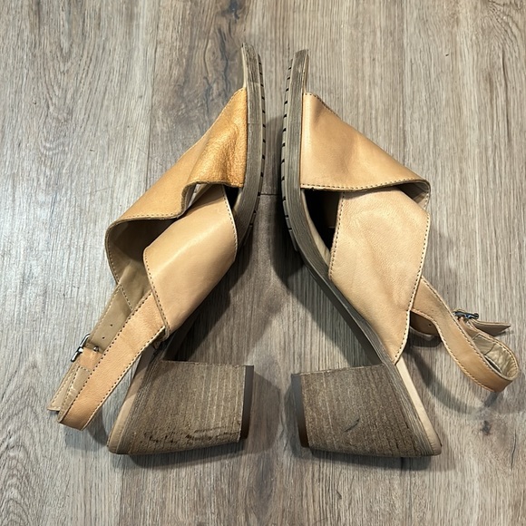 Sophia Milano Camel tan nude leather block open toe heels with adjustable strap - Picture 4 of 9